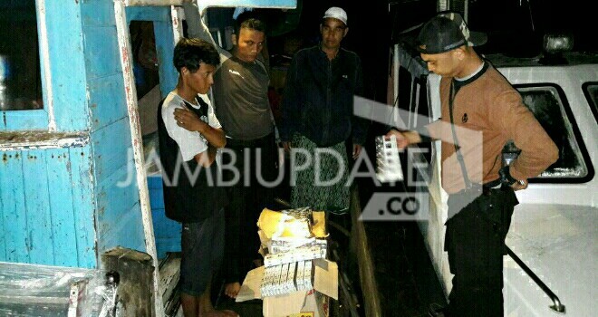 Polisi saat mengamankan Kapal Bermuatan Miras dan Rokok Ilegal di Perairan Tanjabtim.