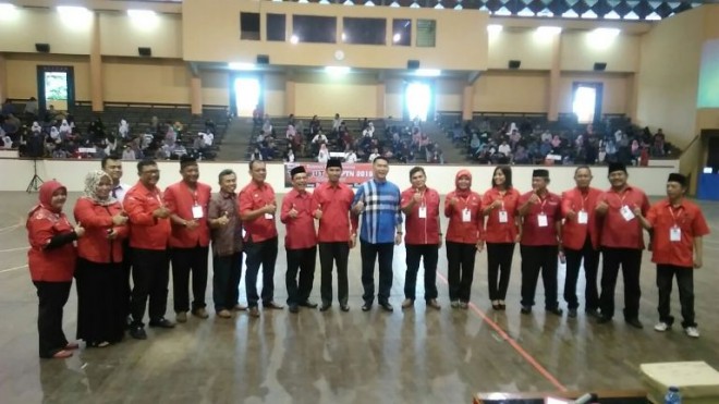 Walikota Fasha berada di tengah-tengah kader PDIP beberapa waktu lalu
