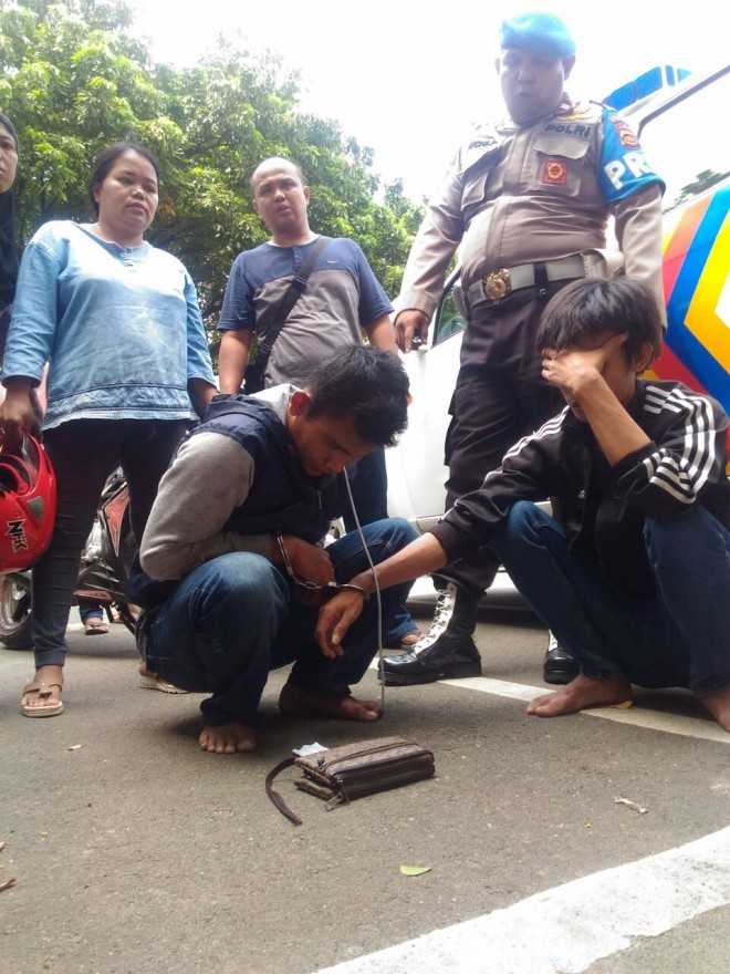 Dua pelaku jambret di depan Polda Jambi yang diamankan polisi. 