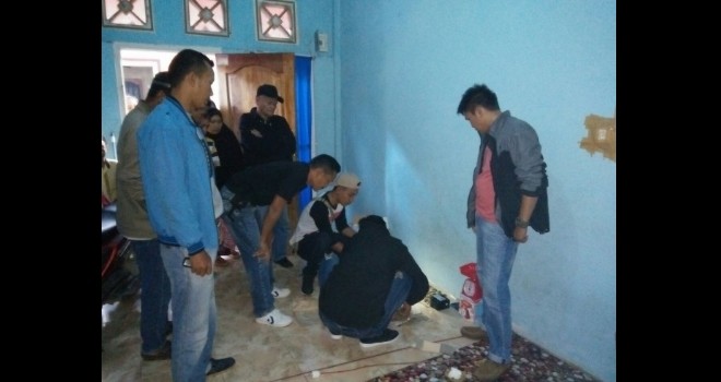 Situasi penggerebekan bandar sabu di Kota Sungai Penuh.