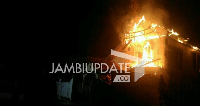Terlihat rumah warga di Griya Kenali Asri, Kelurahan Kenali Besar, Kecamatan Alam Barajo, Kota Jambi, dilalap si jago merah.
