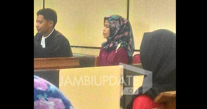 Furna Mustita mendengarkan tuntutan JPU saat menjalani sidang di Pengadilan Negeri Jambi.