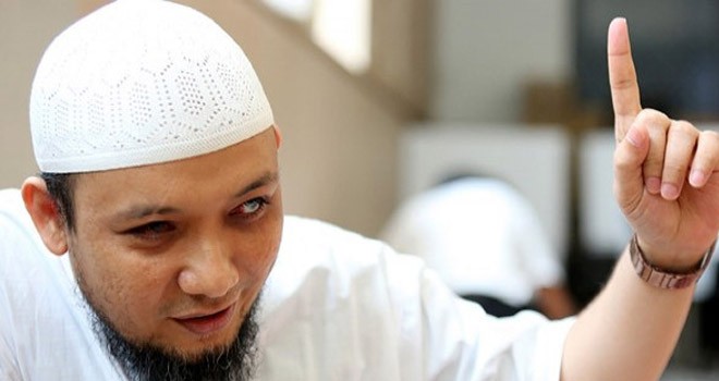 Penyidik KPK Novel Baswedan saat diwawancara di Masjid Al Falah, Singapura, Jumat (12/7). Foto: Imam Husein/Jawa Pos