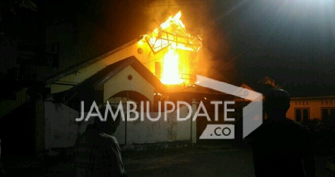 Terlihat rumah warga di Griya Kenali Asri, Kelurahan Kenali Besar, Kecamatan Alam Barajo, Kota Jambi, dilalap si jago merah.