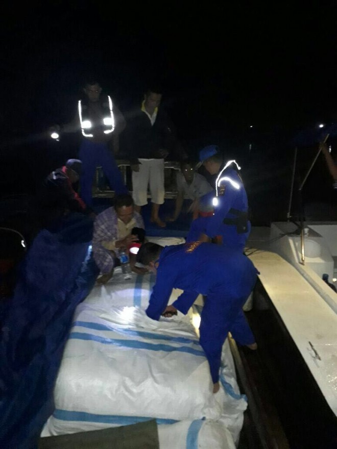 Anggota Polair Polda Jambi saat menggeledah isi kapal.