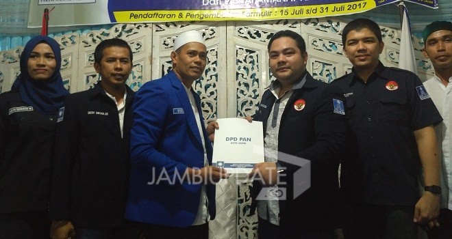 Ketua BM PAN Jambi, Geni Waseso mengambil formulir sebagai Wakil Walikota Jambi 2018 beberapa waktu lalu.