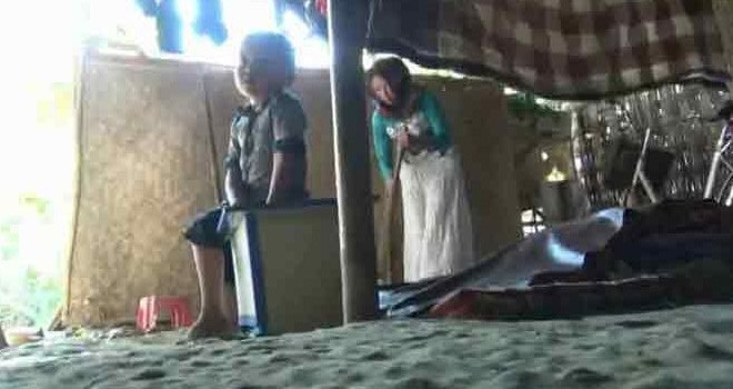 Sudah lima tahun ini, keluarga Sutomo tinggal di kandang sapi berukuran 4 meter persegi untuk bertahan hidup. Selain hanya berdindingkan anyaman bambu, genteng rumah pun banyak yang bolong dan berlubang karena dimakan usia. Foto Heru