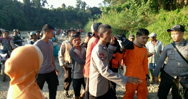 Aldo (10) warga Desa Pulau Rayo hanyut di Sungai Batang Merangin akhirnya ditemukan tim gabungan.
