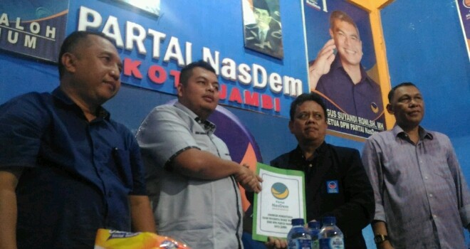 Tim Fasha mengembalikan formulir pendaftaran di Kantor DPD NasDem Kota Jambi.