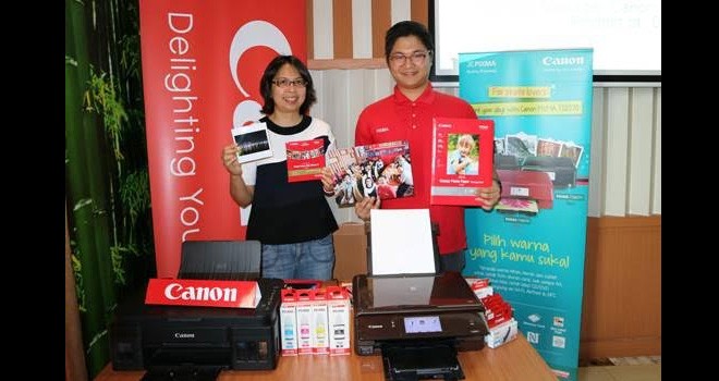 Monica Aryasetiawan, Division Manager of Canon Consumer System Product Division pt. Datascrip bersama Marcellinus Liru, Marketing Executive Canon Consumer System Product Division pt. Datascrip menunjukkan hasil cetak menggunakan printer inkjet Canon PIXMA dan kertas foto Canon saat acara â€Media Briefing: Printer Inkjet Canon, 18 Tahun Menjadi Pilihan No.1 Masyarakat Indonesiaâ€ di Jambi, Rabu (26/7).