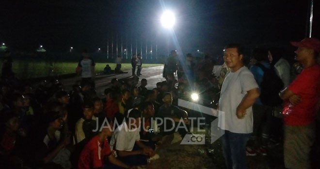 Bupati Tanjabtim, Romi Hariyanto saat memantau uji coba tari seribu lilin dalam persiapan malam puncak MTQ ke-47 Tingkat Provinsi Jambi.