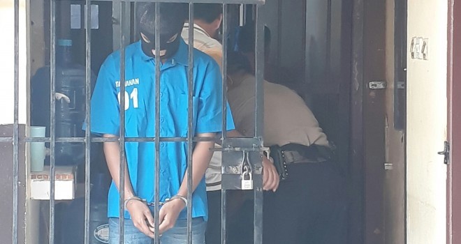 Tersangka Fajrin saat diamankan di Mapolsek Kotabaru.