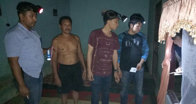 Anggota polisi saat menggeledah rumah kakek-kakek di Bajubang, Kabupaten Batanghari.