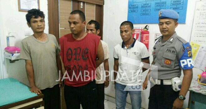 4 oknum polisi saat diamankan Propam Polda Jambi.