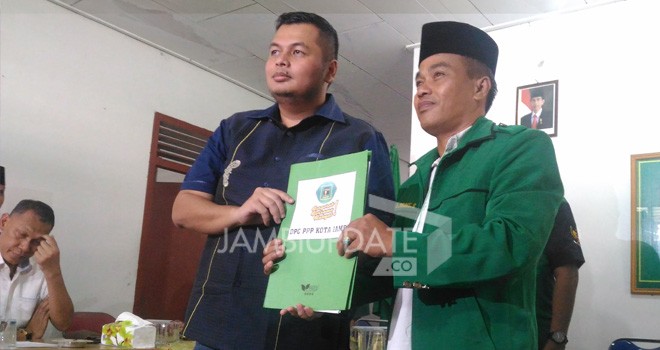Tim Center Fasha, Kemas Farid Alfarely saat pengembalian formulir di DPC PPP Kota Jambi.