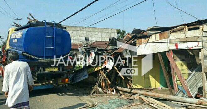Truk tangki saat seruduk rumah warga di buluran. 