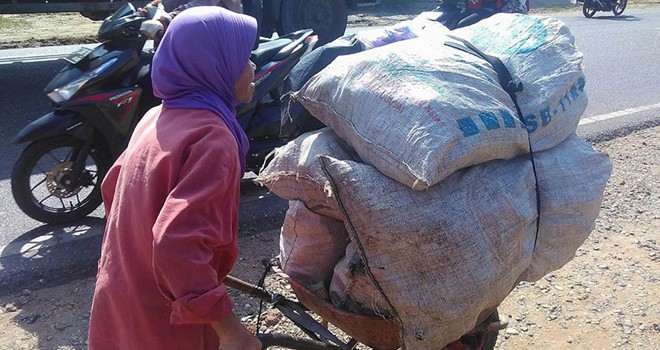 Saprah pemulung yang tinggal Desa Mendalo Indah, Kabupaten Muaro Jambi.