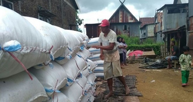 Petambak sedang mempersiapkan garam untuk dikirim ke pembeli. Foto: SAKINAH/FAJAR