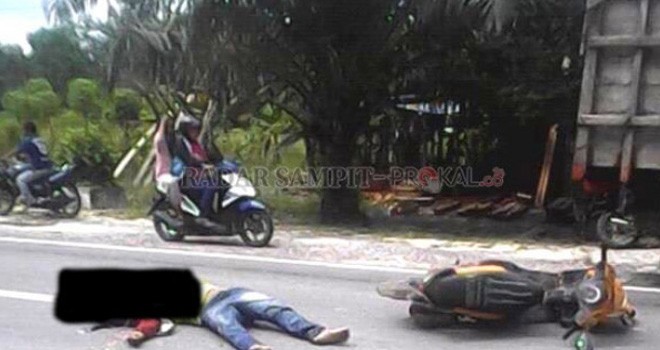 Warga sekitar lokasi serta anggota Satlantas Polres Kobar saat mengevakuasi korban kecelakaan. Foto: Radar Pangkalan Bun