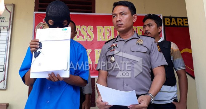 Penjual Es ini saat Ditangkap Polisi.