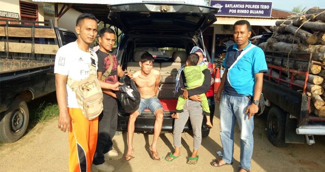 Tampak pasutri saat diamankan di Polsek Rimbo Bujang.