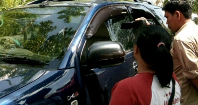 Terlihat kaca depan mobil Rusli sebelah kiri  yang dipecah pelaku.