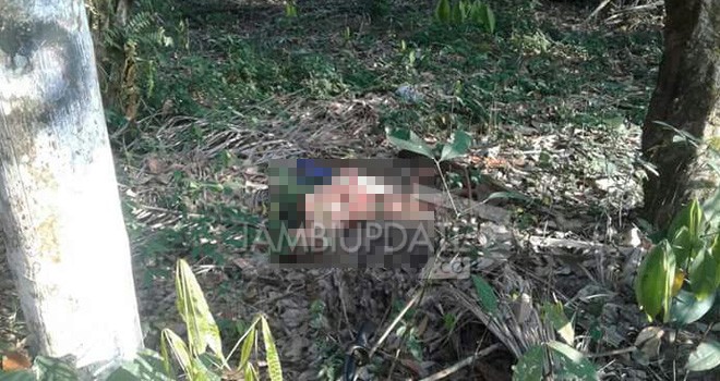 Mayat pria yang ditemukan Tergeletak di Jembatan Lambur I.