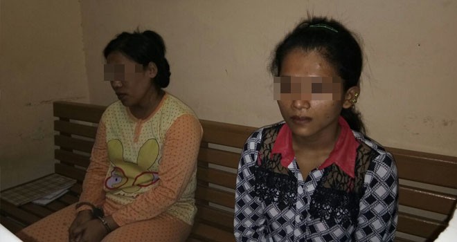 Polisi berhasil mengamankan NA (baju kotak) merupakan istri SR bersama salah satu istri pelaku juga yang masih dalam pengejaran.