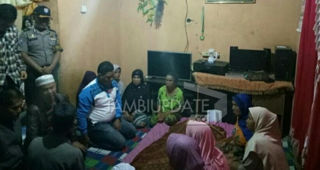 Terlihat Kapolres Kerinci, bersama Kasat Intel, saat melayat dirumah korban.