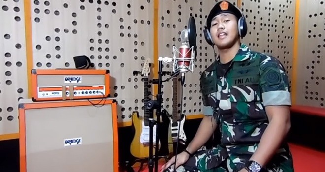 Seorang anggota TNI sedang menyanyikan lagu Jeritan Hati dengan nada Despacito. Foto : Youtube