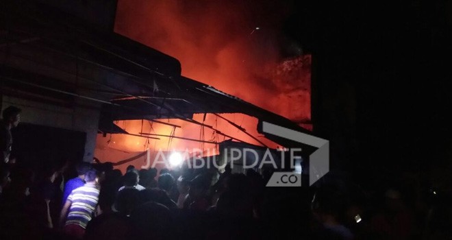 Tampak api membakar pasar Pelita, Rantau Rasau, Tanjabtim.