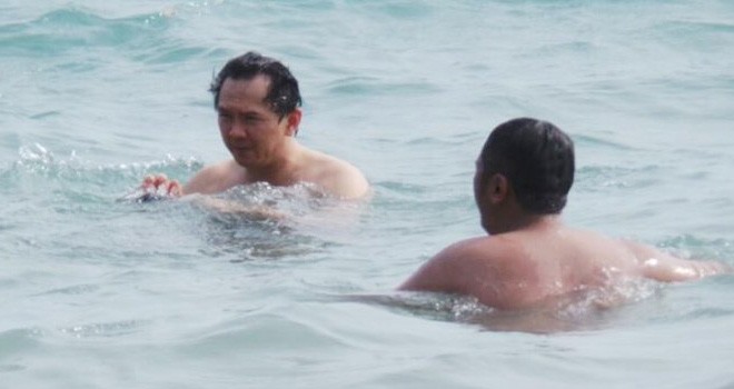 Ahok berenang di pantai. Foto : Twitter/@0_pripot