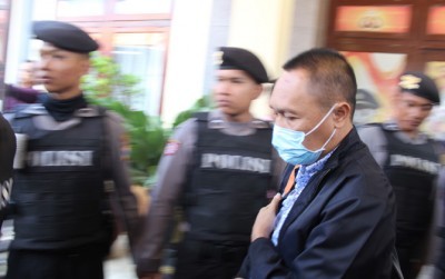 Kajari Rudi Indra Prasetya meninggalkan Mapolres Pamekasan untuk dibawa ke Jakarta oleh Tim Satgas Penindakan KPK, Rabu (2/8). (PRENGKI WIRANANDA/Radar Madura/JawaPos.com)