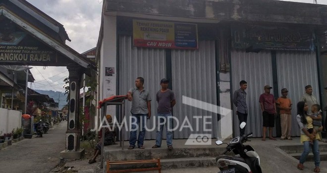 Terlihat toko CAU milik korban di Kelurahan Sungai Penuh yang ditutup setelah terjadi perampokan, Jumat (4/8) siang.