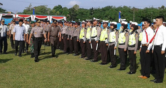 Tampak Kapolres,Asisten II, Dabid Damkar saat melakukankan pengecekan personil.