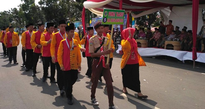 Tampak kafilah dari Tanjabtim melambaikan tangan ke hadapan Wabup dan Forkopimda Tanjabtim.