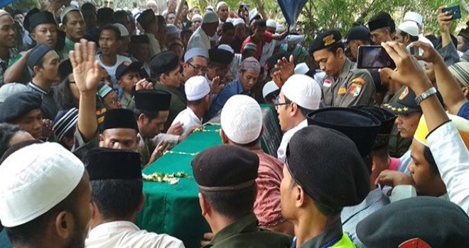 Ribuan pelayat mengantarkan jenazah KH Suudi ke TPU Sapuro, Jumat (4/8) sore. Foto: JPNN