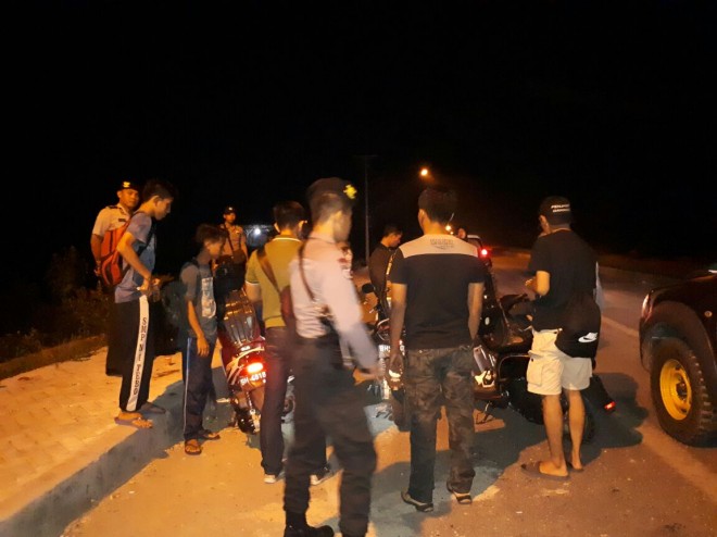 Polisi Bubarkan Remaja Lagi Pesta Tuak.