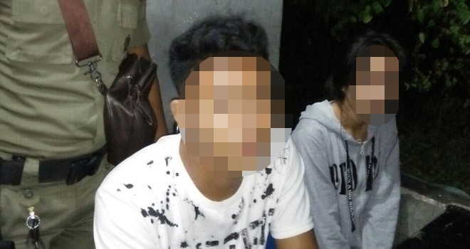 Sepasang remaja saat berhasil diamankan anggota Satpol PP Tanjabtim sabtu (5/8) malam.