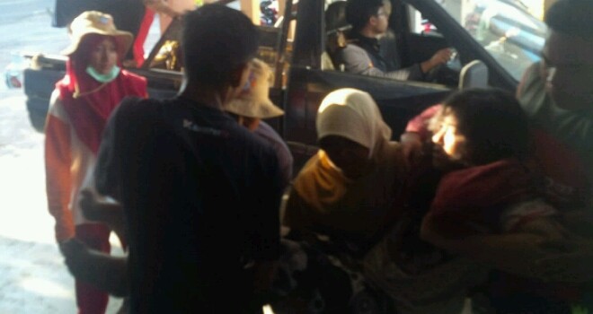 Korban saat di evakuasi ke Rumah Sakit.