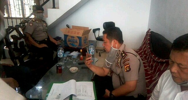 Polisi saat melakukan pemeriksaan di TKP.