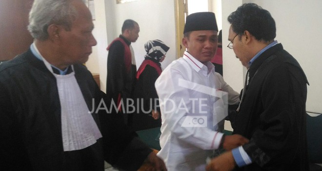 Terlihat Adi Purnomo menangis dihadapan dua orang pengacaranya.