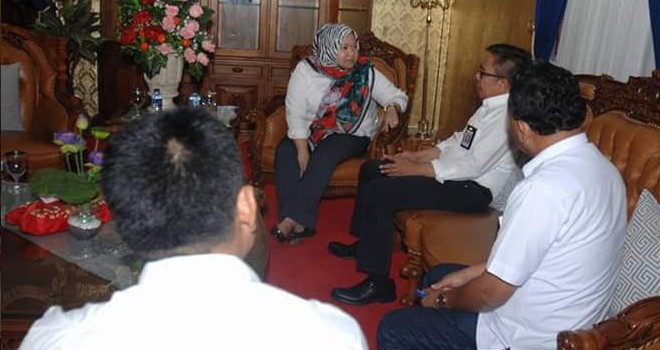 Bupati Muaro Jambi, Hj Masnah Busro saat menerima kunjungan dari Kepala Balai Pelaksana Jalan Nasional IV (BPJN IV)  Direktorat Jenderal Bina Marga Kementerian PUPR-RI. 