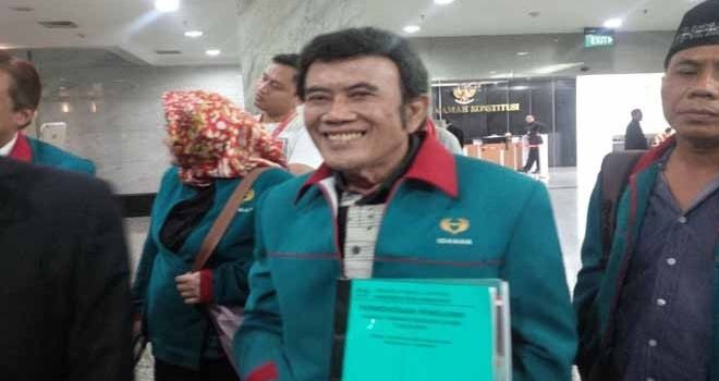Ketua Umum Partai Idaman, Rhoma Irama, saat akan mendaftarkan gugatan uji materi UU Pemilu di MK, Rabu (9/8). (Gunawan Wibisono/JawaPos.com)