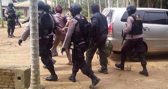 Penangkapan terduga teroris di Kasang Kumpeh, Kumpeh Ulu, Muarojambi. Foto: Ist 