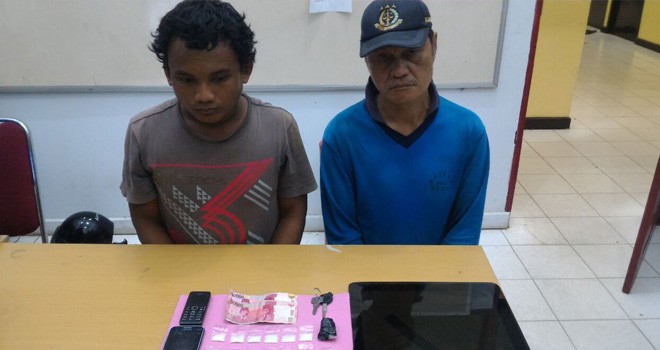 Oknum pejabat lapas Tebo (kanan) ditangkap polisi bersema barang bukti.