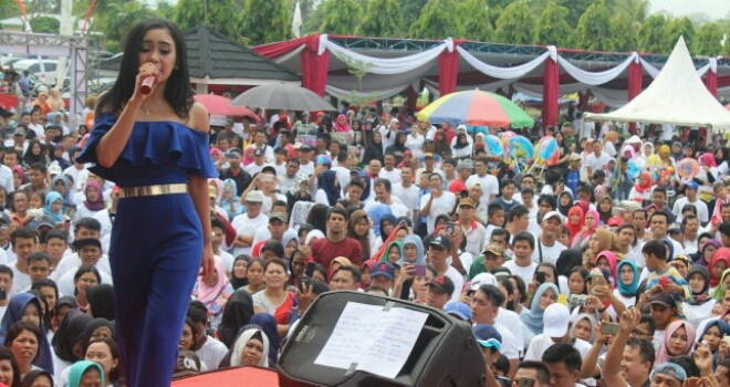 Cita Citata saat menghibur masyarkat jambi saat dalam kegiatan PT Angkasa Pura.