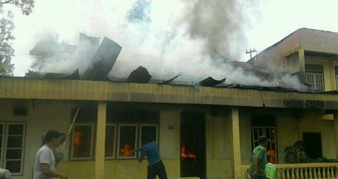 Tampak api membakar rumah di Kota Sungai Penuh.