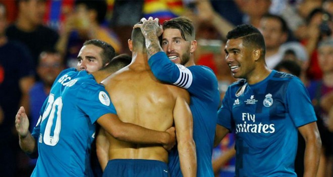 Pemain Real Madrid saat merayakan gol Cristiano Ronaldo ke gawang Barcelona. Foto: Marca