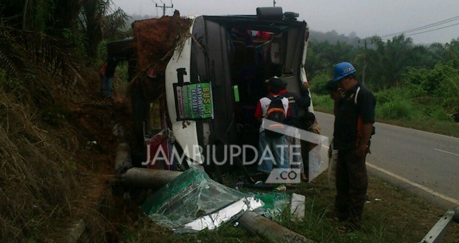 Kondisi mobil bus yang terbalik di Dusun Sungai Mengkuang, Sabtu lalu. Diduga, kecelakaan ini terjadi karena mobil dilempar dengan batu.